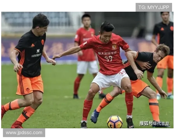 探索足球巨星的成长之路：从青训到世界舞台的辉煌与挑战